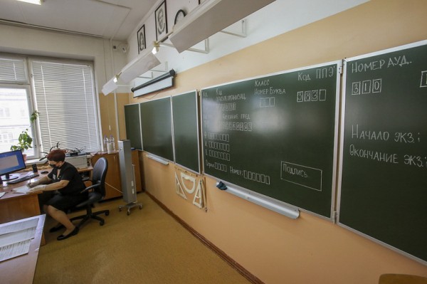 Министр образования сдал ЕГЭ с&nbsp;родителями новосибирских школьников
