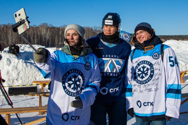 "Снеговик в упряжке и лёд своими руками. "Сибирь" сыграла на реке" "Снеговик в упряжке и лёд своими руками. "Сибирь" сыграла на реке"