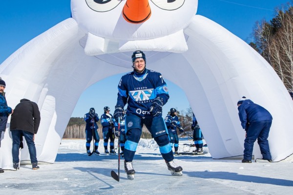 "Снеговик в упряжке и лёд своими руками. "Сибирь" сыграла на реке" "Снеговик в упряжке и лёд своими руками. "Сибирь" сыграла на реке"
