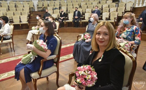 Многодетные новосибирские мамы награждены знаком отличия «За материнскую доблесть» Многодетные новосибирские мамы награждены знаком отличия «За материнскую доблесть»