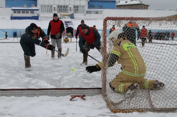 В Новосибирске состоялся пятый турнир хоккея на валенках среди пожарно-спасательных подразделений