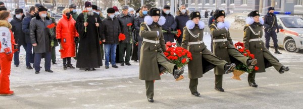 Мэр Локоть возложил цветы к бюсту маршала Покрышкина Мэр Локоть возложил цветы к бюсту маршала Покрышкина