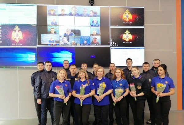 8 марта новосибирских сотрудниц МЧС России на боевом посту поздравили студенты-спасатели