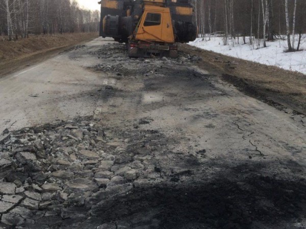 Перегруженный MAN разрушил асфальт на региональной трассе и увяз в ней колесами