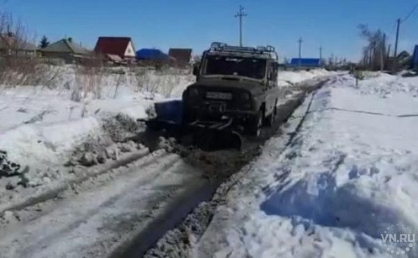 УАЗик с лопатой: умелец из Барабинска сам чистит улицу от снега
