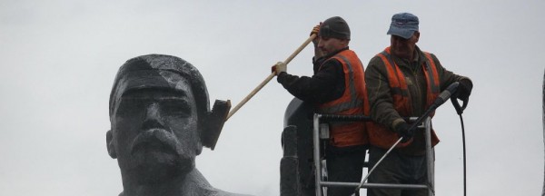 Памятник Ленину в центре Новосибирска помыли перед майскими праздниками Памятник Ленину в центре Новосибирска помыли перед майскими праздниками