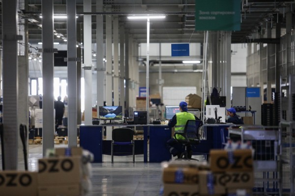 Хаос и&nbsp;решётки: как выглядит огромный логистический центр Ozon под Новосибирском