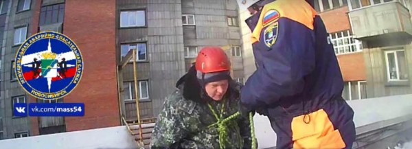 Спасатели спустили мужчину с&nbsp;панической атакой с&nbsp;крыши в&nbsp;Новосибирске
