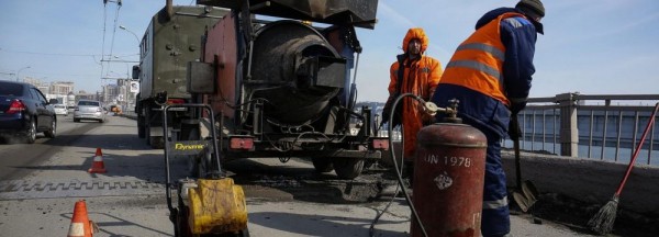 Весенний ремонт дорог: зачем асфальт сыплют в&nbsp;лужи в&nbsp;Новосибирске