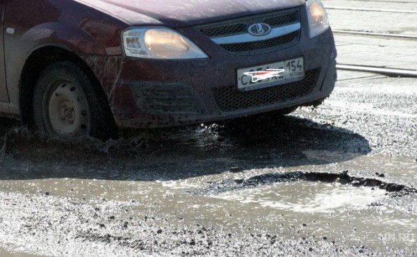 Ямы со льдом заливают асфальтом в Новосибирске Ямы со льдом заливают асфальтом в Новосибирске