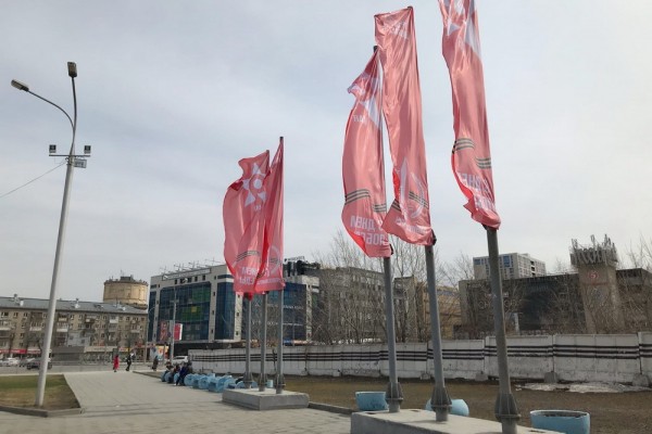 На площади Маркса ставят трёхцветную ёлку из флагов На площади Маркса ставят трёхцветную ёлку из флагов