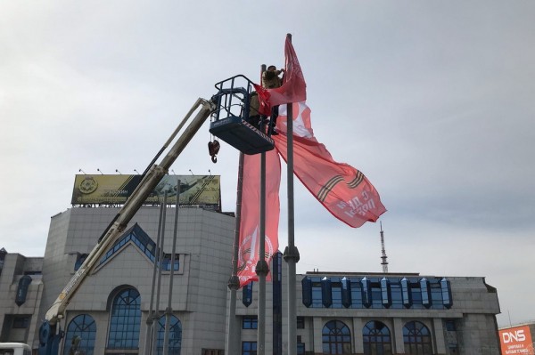 На площади Маркса ставят трёхцветную ёлку из флагов На площади Маркса ставят трёхцветную ёлку из флагов