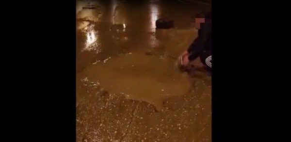 Сотрудники ГИБДД заставляют новосибирских водителей вычерпывать воду из дорожных ям