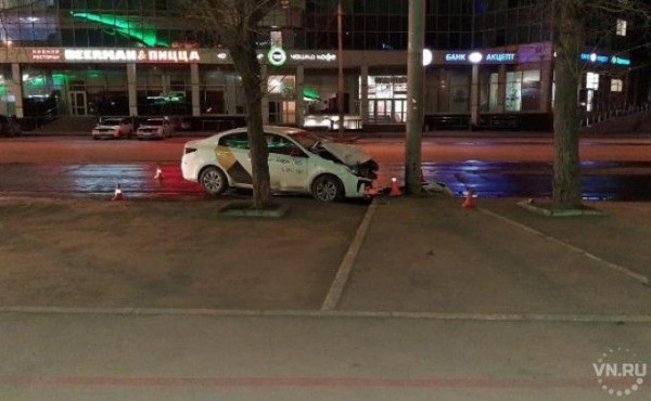 Таксист снес фонарь на площади Маркса и пробил голову