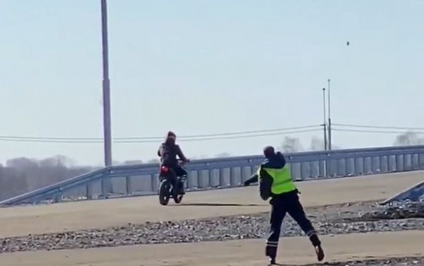 Полицейский метнул камень в мотоциклиста в Новосибирской области