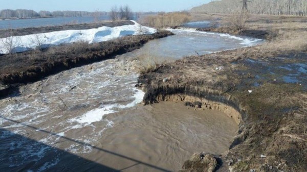 В Ордынском районе прорвало дамбу, которая чуть не разрушила автомобильный мост