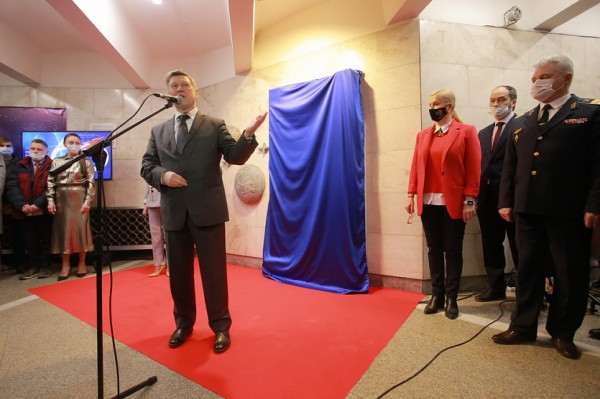 Мраморный барельеф Юрия Гагарина открыли в&nbsp;метро Новосибирска