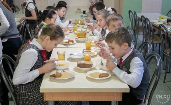 Чем кормят детей в школах Новосибирска