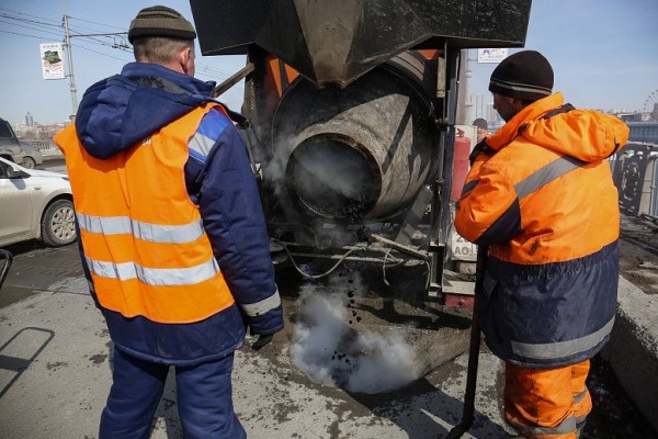 Для ремонта дорог на&nbsp;улицы Новосибирска вывели рециклер