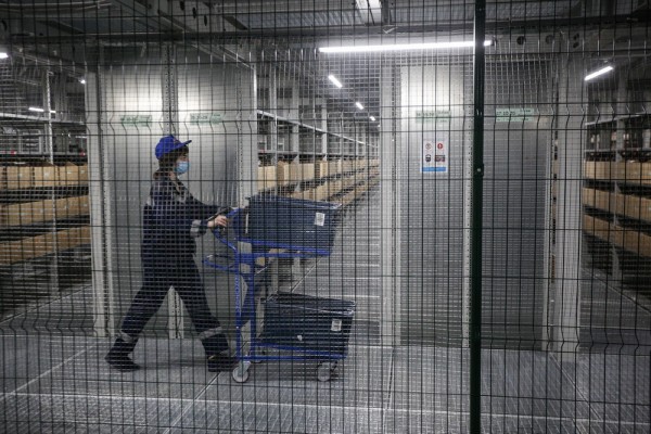 Хаос и&nbsp;решётки: как выглядит огромный логистический центр Ozon под Новосибирском