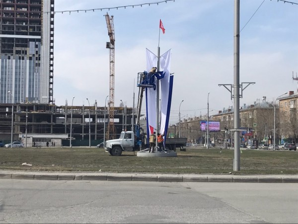 На площади Маркса ставят трёхцветную ёлку из флагов На площади Маркса ставят трёхцветную ёлку из флагов