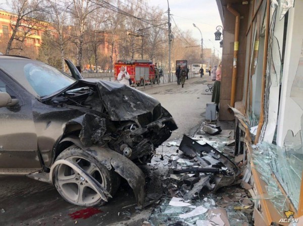 В крупном ДТП в центре города кроссовер сбил двух пешеходов и врезался в здание