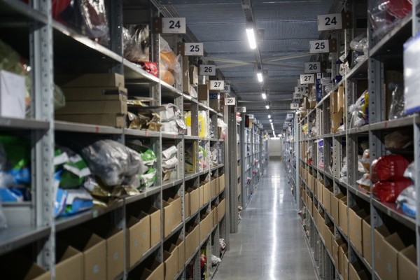 Хаос и&nbsp;решётки: как выглядит огромный логистический центр Ozon под Новосибирском