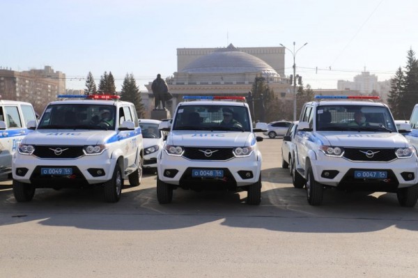 Сотрудники Госавтоинспекции Новосибирской области получили ключи от новых служебных автомобилей