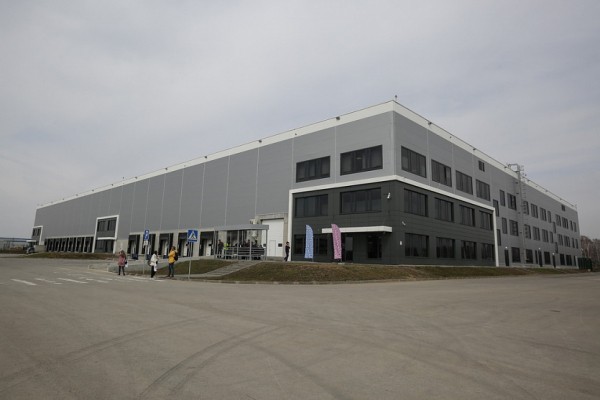 Хаос и&nbsp;решётки: как выглядит огромный логистический центр Ozon под Новосибирском