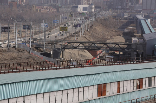 В&nbsp;Новосибирске смонтировали пешеходную эстакаду к&nbsp;станции &laquo;Спортивная&raquo;