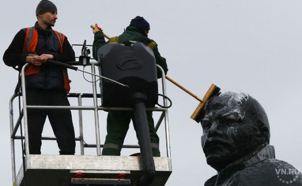 Ленина отмыли на Чистый четверг в Новосибирске
