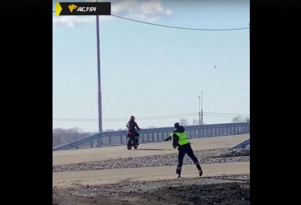 Бросившего камень в мотоциклиста сотрудника ДПС ждет проверка Бросившего камень в мотоциклиста сотрудника ДПС ждет проверка