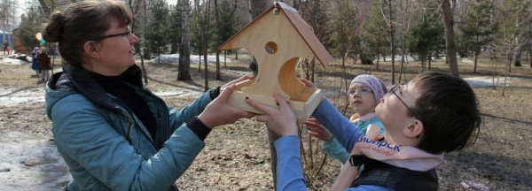Скворечники из пылесоса, &laquo;Лего&raquo; и детской машины сделали новосибирцы