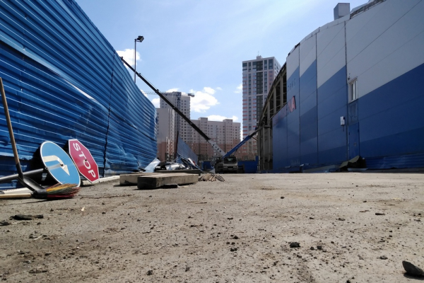 Спорткомплекс «Соккер Арена» сносят в Новосибирске Спорткомплекс «Соккер Арена» сносят в Новосибирске