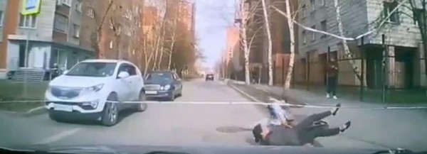 Заполонившие Новосибирск люди на самокатах сбивают прохожих Заполонившие Новосибирск люди на самокатах сбивают прохожих