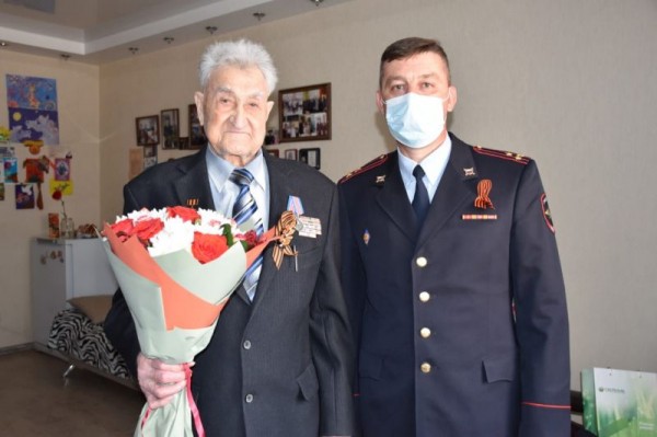 Начальник тыла Главного управления МВД России по Новосибирской области поздравил с наступающим Днем Победы ветерана ВОВ и ведомства Начальник тыла Главного управления МВД России по Новосибирской области поздравил с наступающим Днем Победы ветерана ВОВ и ведомства