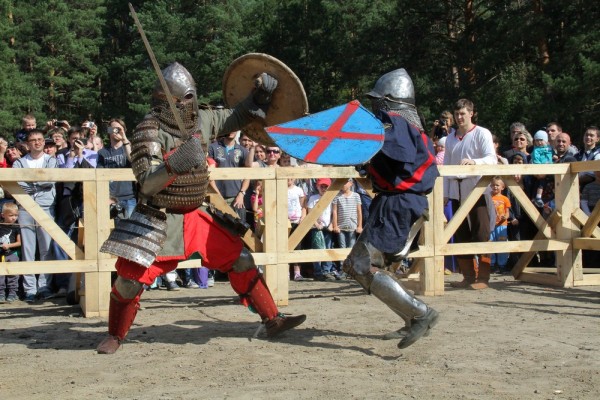 Афиша выходных: Гонка героев, БиблиоTalks и небесная выставка Афиша выходных: Гонка героев, БиблиоTalks и небесная выставка