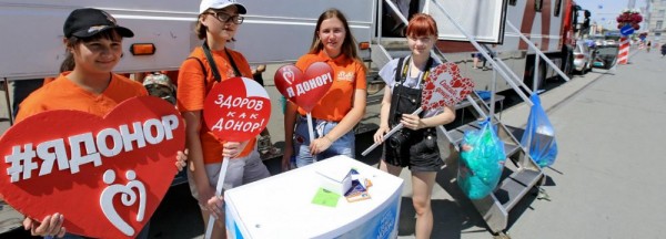 Новосибирцы сдали кровь за&nbsp;обед и&nbsp;обнимашки с&nbsp;сердцем на&nbsp;площади Ленина