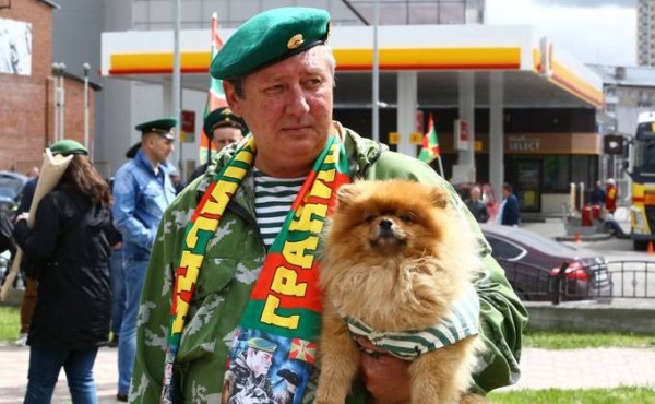 С детьми и собаками: как в Новосибирске отмечают День пограничника-2021