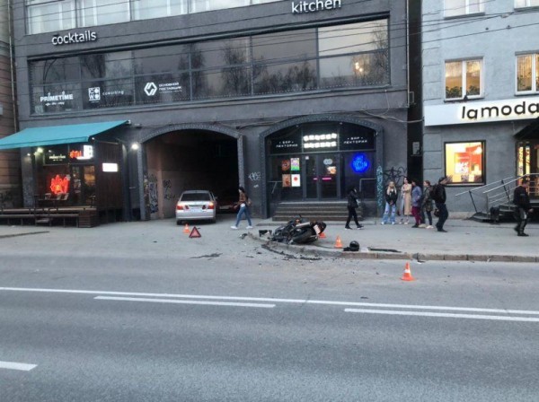 Неудачный поворот: мотоциклист и водитель &laquo;легковушки&raquo; столкнулись на выделенной полосе