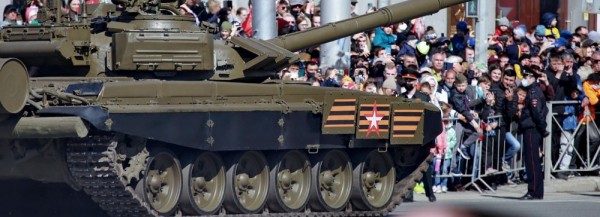 Как прошёл парад Победы на&nbsp;площади Ленина: 50&nbsp;настроенческих кадров