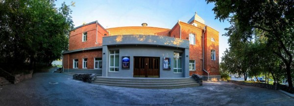 «Танцующая в темноте»: ремейк драмы фон Триера показал «Старый дом» «Танцующая в темноте»: ремейк драмы фон Триера показал «Старый дом»