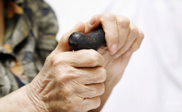 Жители Куйбышева спасли бездомную бабушку