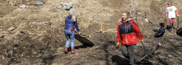 Горожане прибрали набережную ОбьГЭСа после зимы