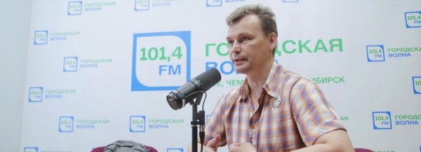 Сибирский Левша передаст микрокопию Знамени Победы московскому музею