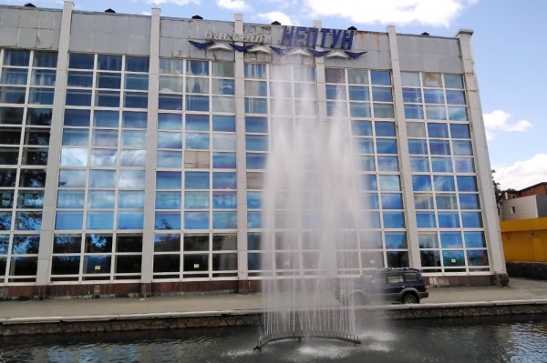 Огромный фасадный витраж бассейна &laquo;Нептун&raquo; заменят к&nbsp;осени