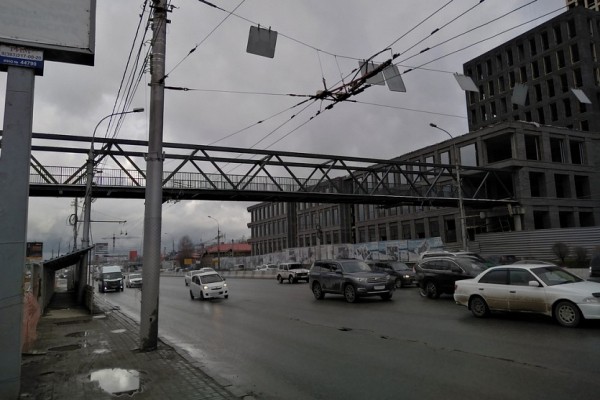 Изящный пешеходный мост перекинули через Большевистскую в&nbsp;выходные