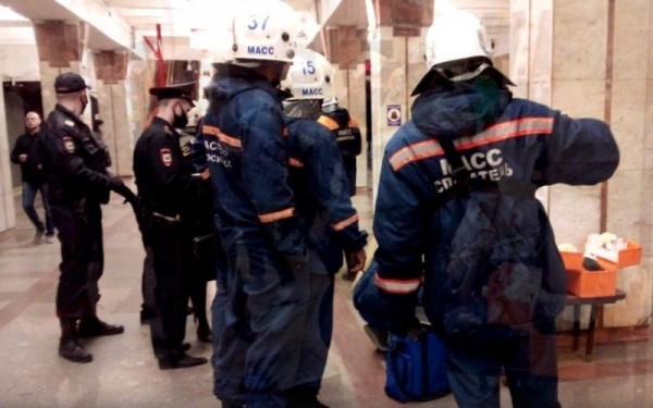 Появились кадры транспортировки до «скорой» мужчины, прыгнувшего под поезд метро Появились кадры транспортировки до «скорой» мужчины, прыгнувшего под поезд метро