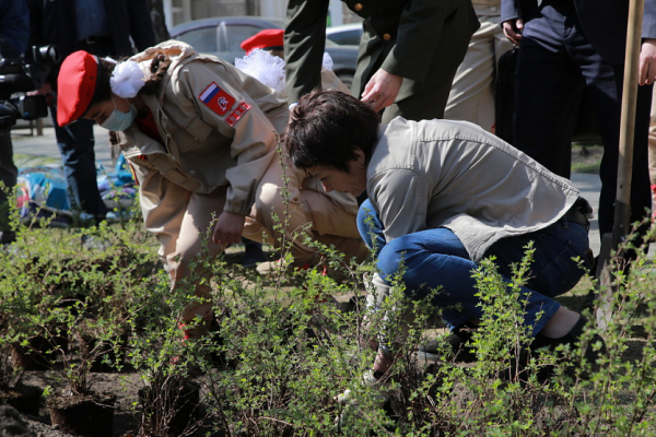 Мэр с&nbsp;губернатором посадили сирень в&nbsp;&laquo;Саду памяти&raquo; в&nbsp;Новосибирске