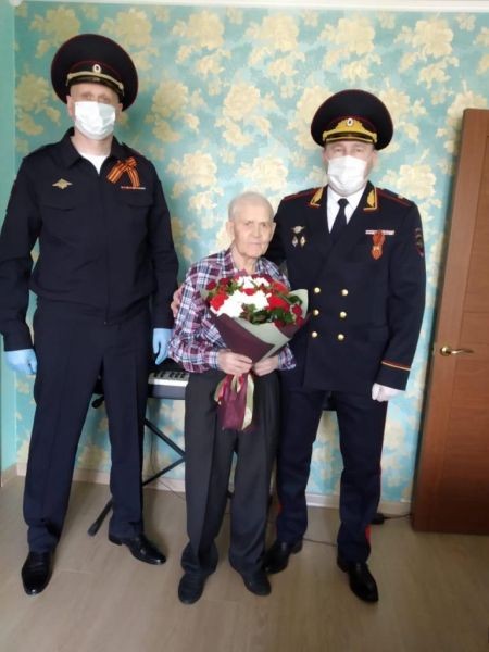 Начальник полиции ГУ МВД России по Новосибирской области поздравил ветерана Великой Отечественной войны